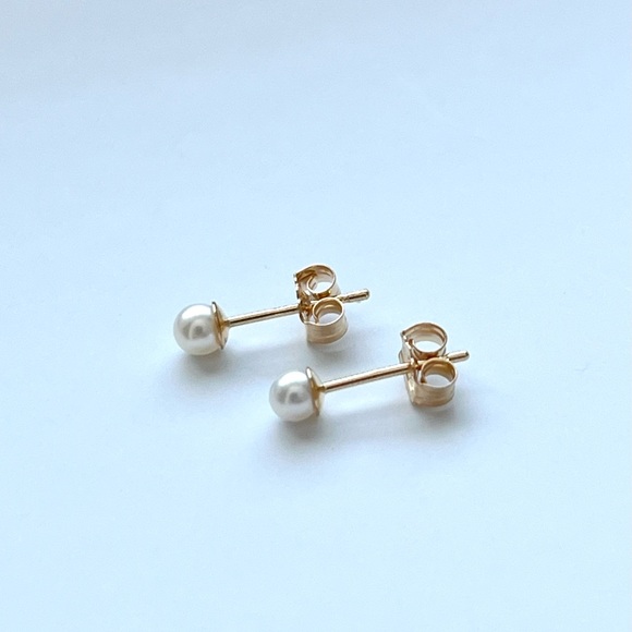 Elegant Genuine stamped 14K Gold and Real Nature Pearl Stud Earrings - Picture 1 of 13